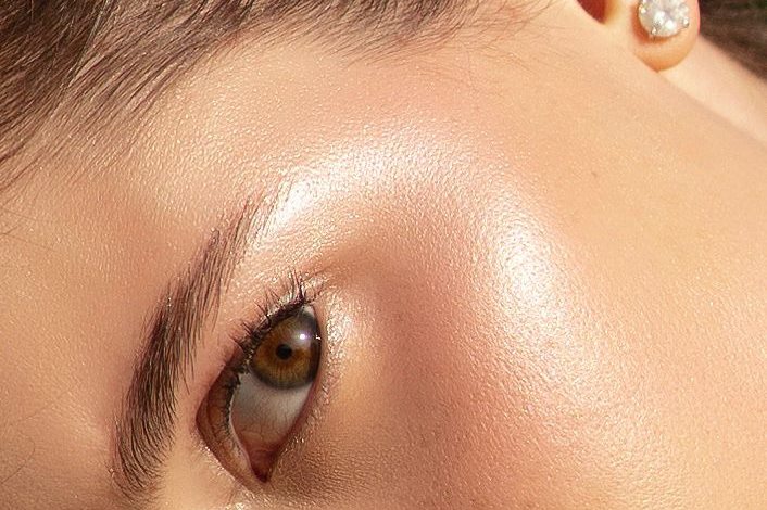 Dettaglio di pelle luminosa e naturale con trucco leggero — Ropat Makeup