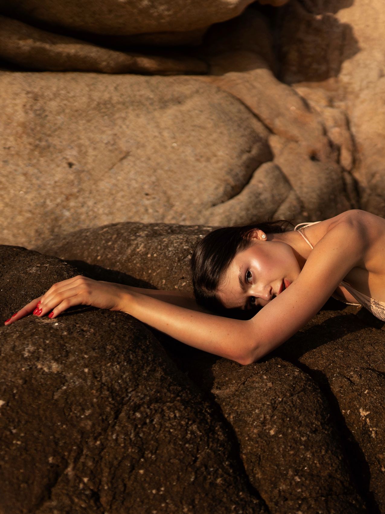 Trucco naturale e luminoso al tramonto tra le rocce — Ropat Makeup, Sardegna